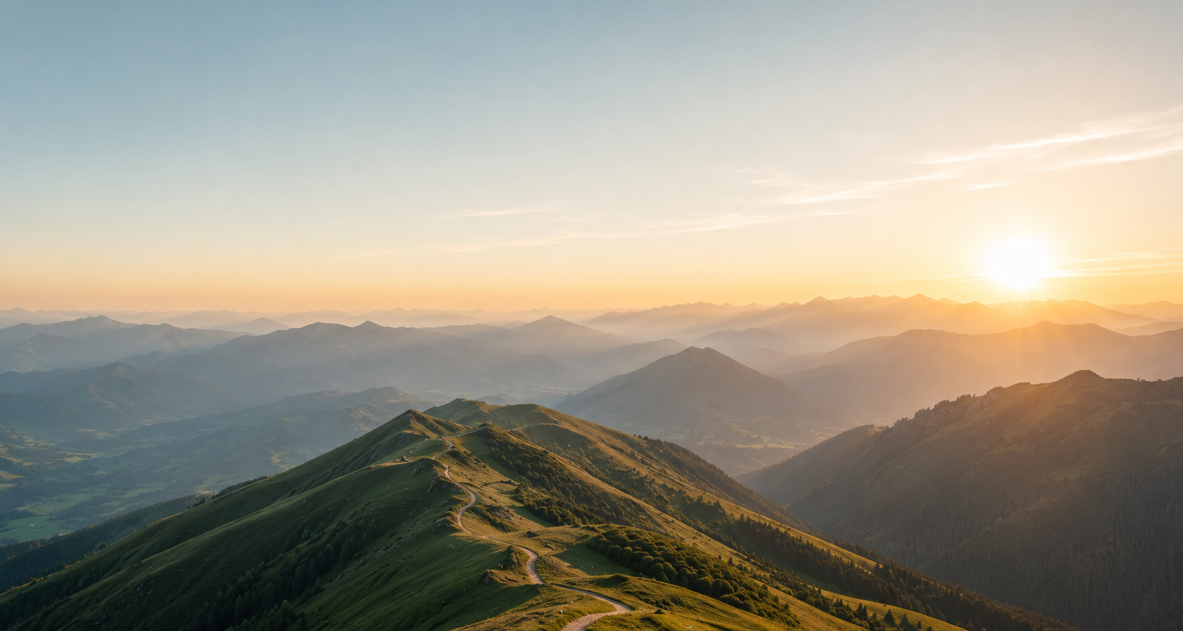 Weite Berglandschaft bei Sonnenaufgang – Sinnbild für Klarheit und strategische Perspektive in der Unternehmensberatung